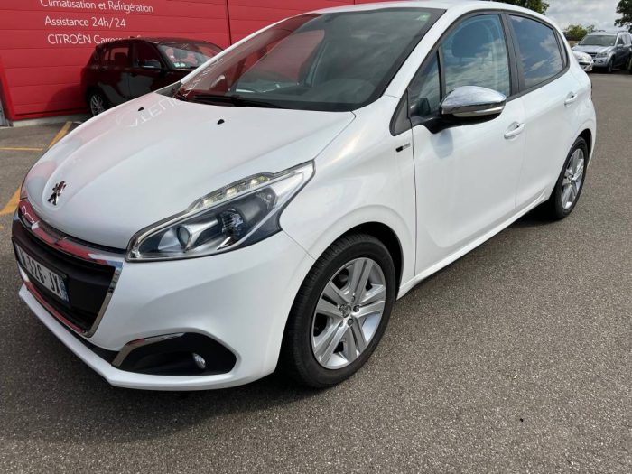 Peugeot 208 1.2 PureTech 82 Style 9499 euros